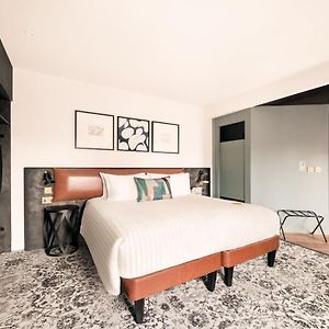 Zimmer mit Kingsize-Bett